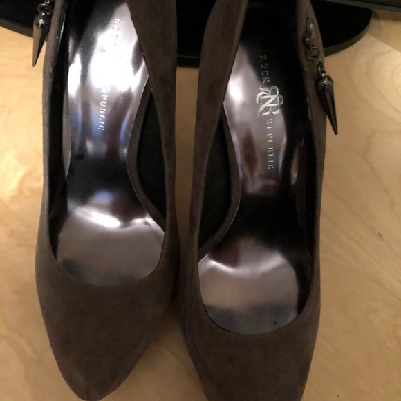 RARE Rock & Republic gray suede pumps - Picture 7 of 7